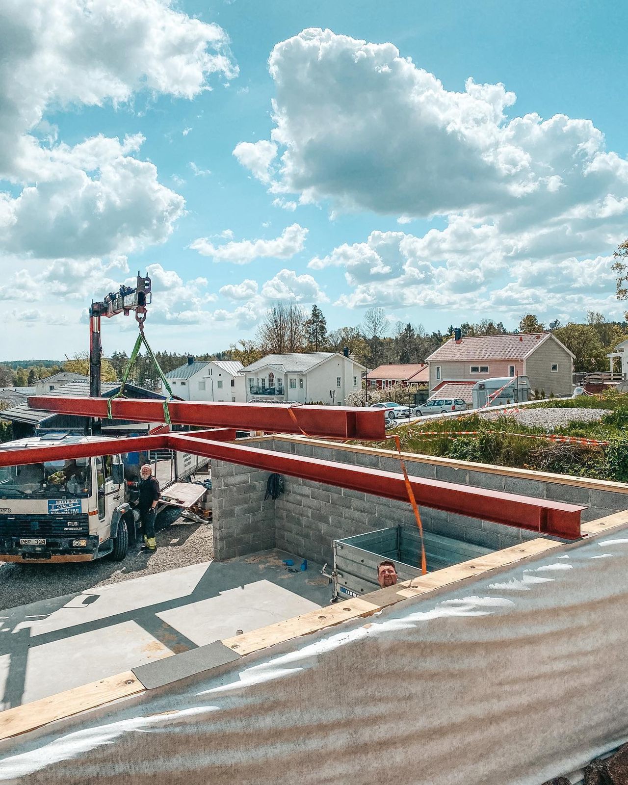 Stålbalkar lyfts på plats